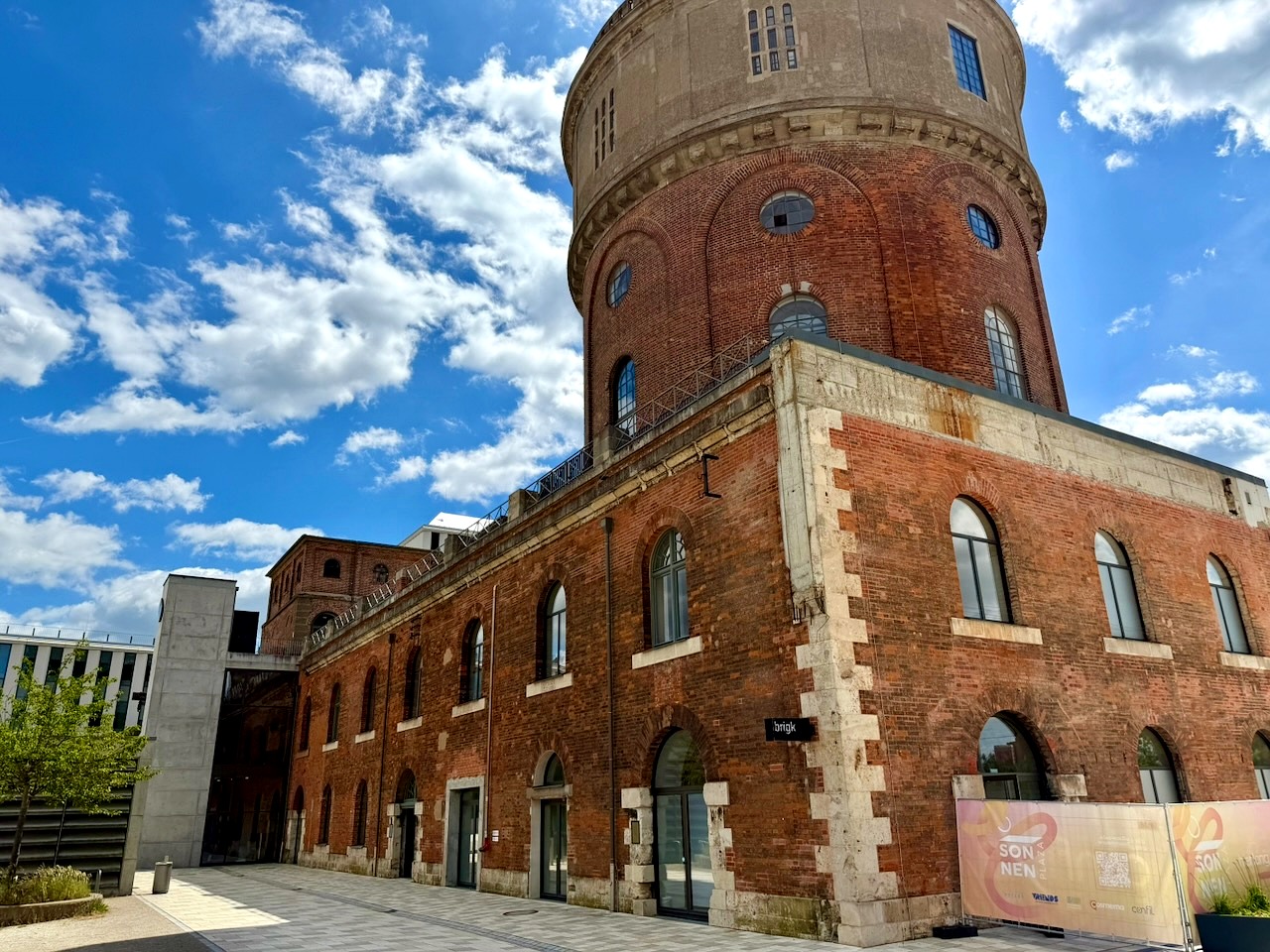 Cognic im brigk – Gebäude in der blauen Stunde
