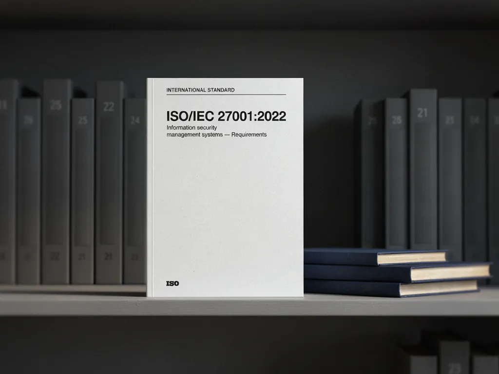 Normdokument ISO/IEC 27001:2022 Information security management systems – Requirements im Regal