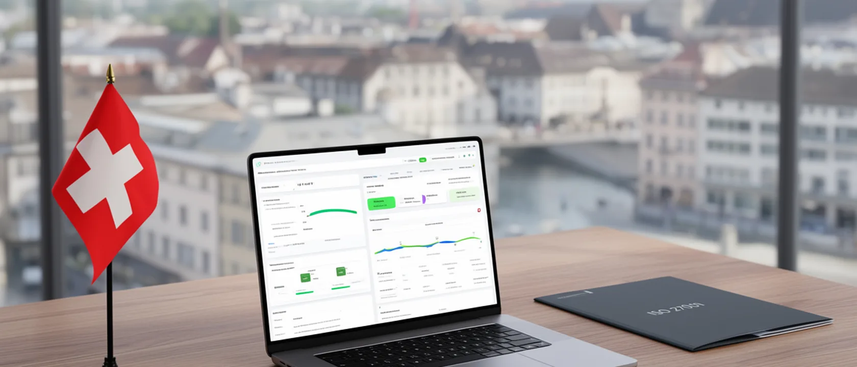 Laptop mit Compliance-Dashboard und ISO-27001-Mappe vor der Zürcher Altstadt mit Schweizer Fahne